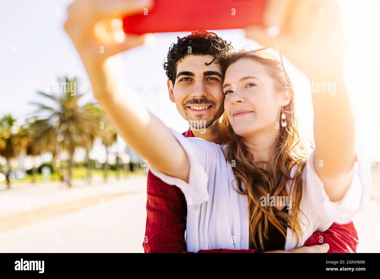 Glückliches junges Reisender Paar, das Selfie-Portrait mit dem Smartphone macht Stockfoto