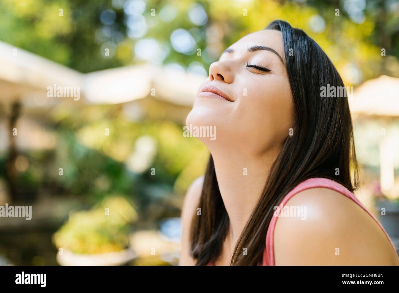 Gesunde junge Erwachsene Frau, die frische Luft im Park atmet Stockfoto