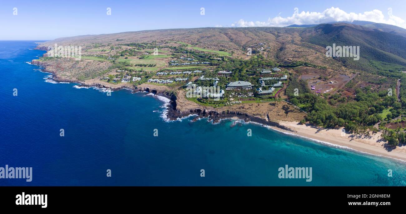 Ein Luftbild entlang der Südküste von Lanai, einschließlich Hulopo'e Beach Park, und das Four Seasons Resort in Manele Bay, Lanai Island, Hawaii, USA. Stockfoto