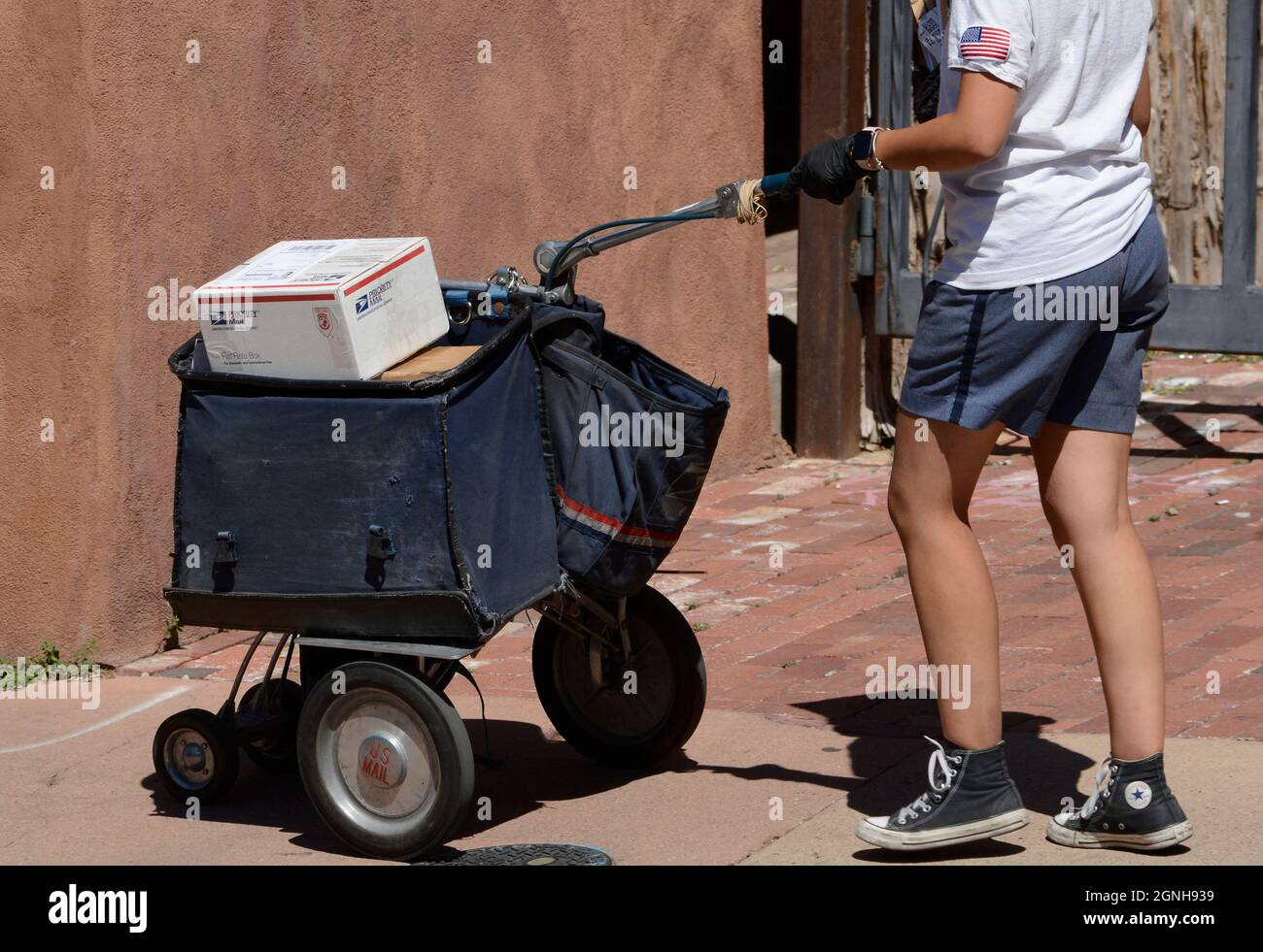 Ein Postarbeiter liefert Post und Pakete in der Innenstadt von Santa Fe, New Mexico. Stockfoto