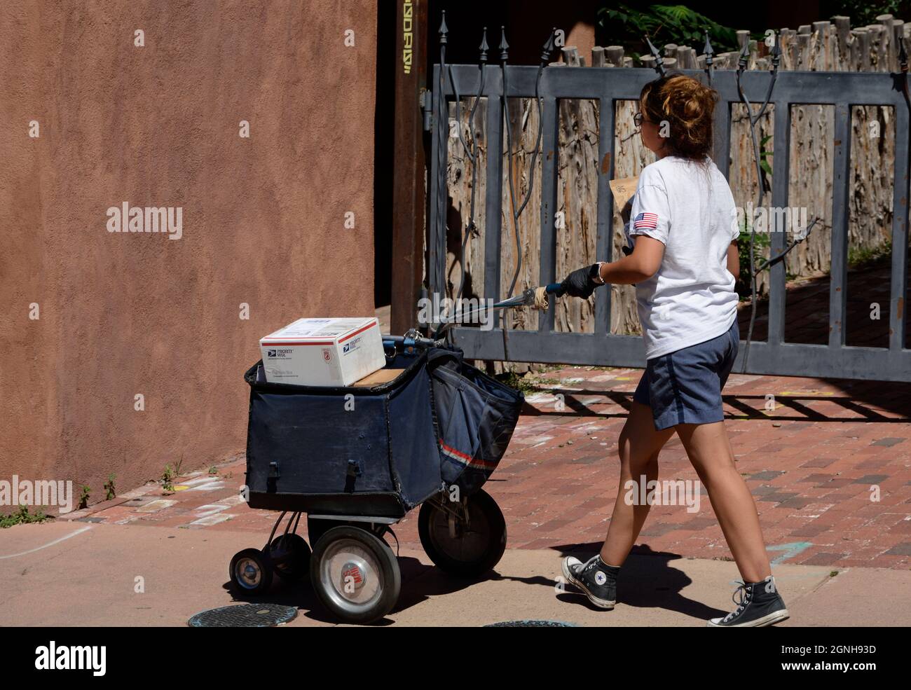 Ein Postarbeiter liefert Post und Pakete in der Innenstadt von Santa Fe, New Mexico. Stockfoto