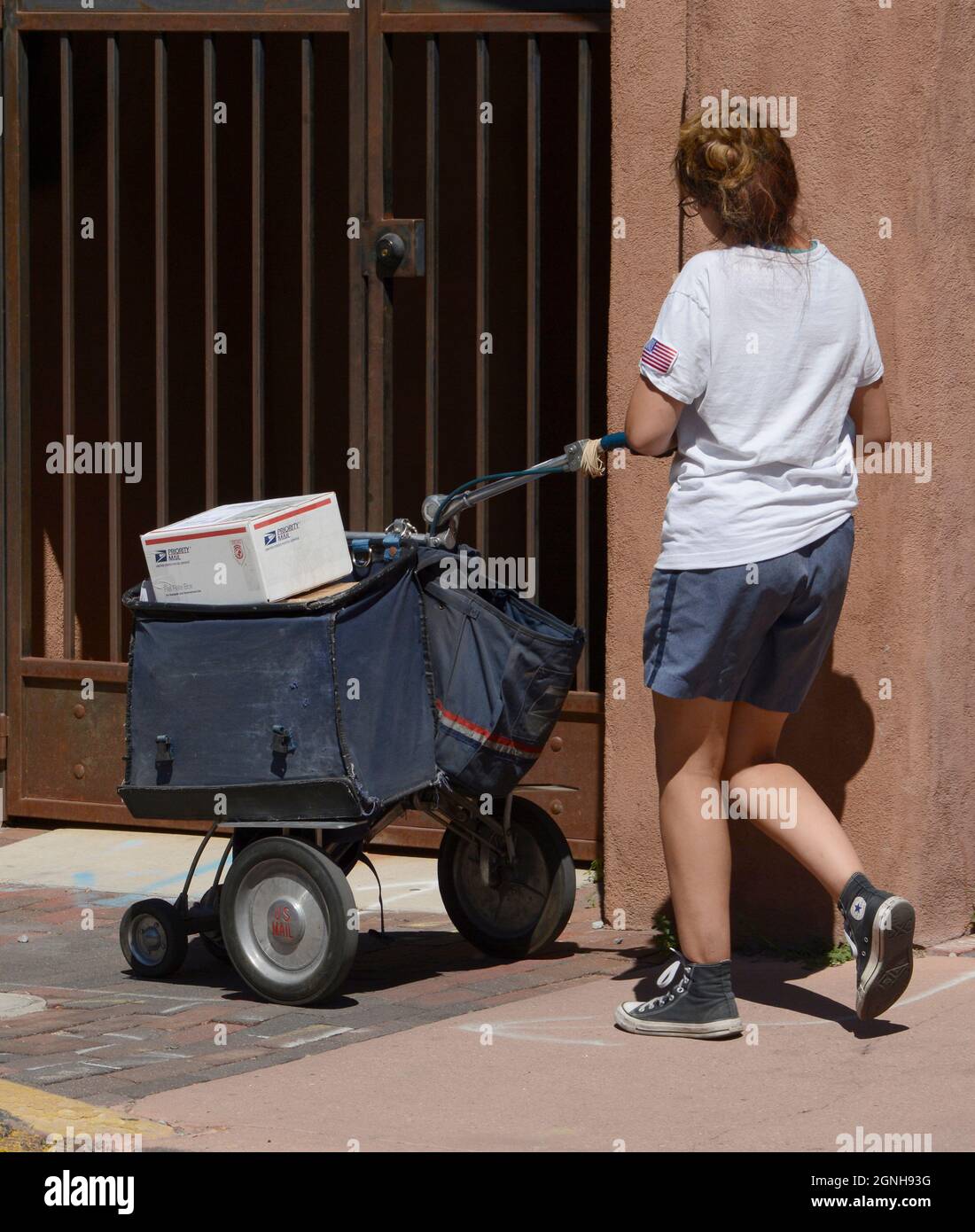 Ein Postarbeiter liefert Post und Pakete in der Innenstadt von Santa Fe, New Mexico. Stockfoto