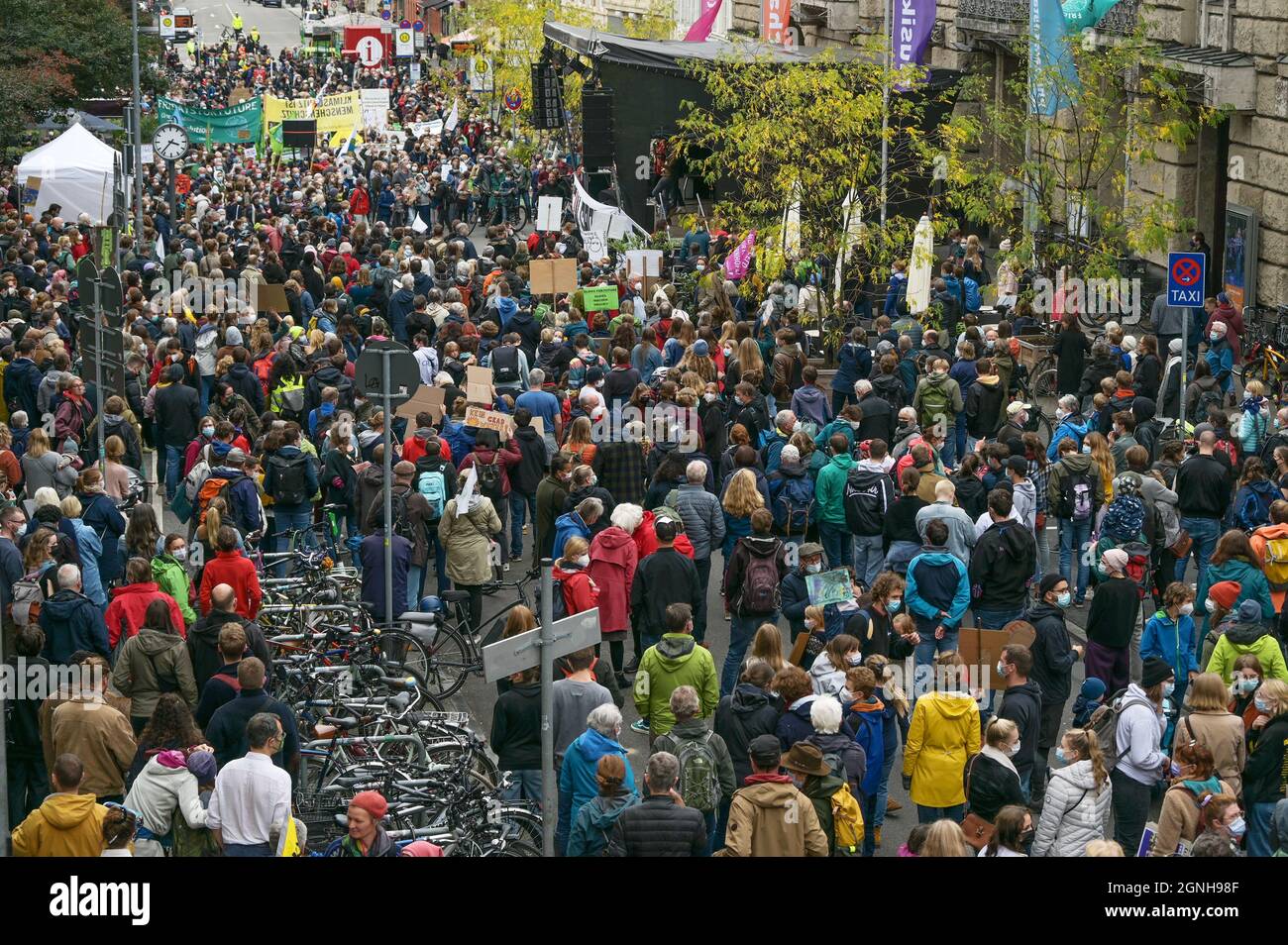 Lübeck, 24. September 2021: Massen von Menschen kommen zur Kundgebung für die globalen Freitage zur zukünftigen Demonstration, um gegen cli zu protestieren Stockfoto