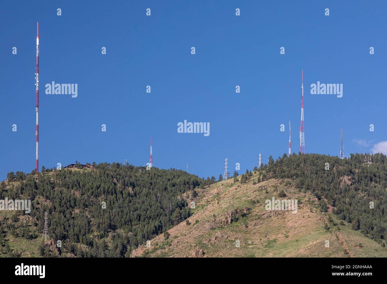 Golden, Colorado - Fernsehturm und andere Kommunikationstürme auf dem Lookout Mountain. Stockfoto