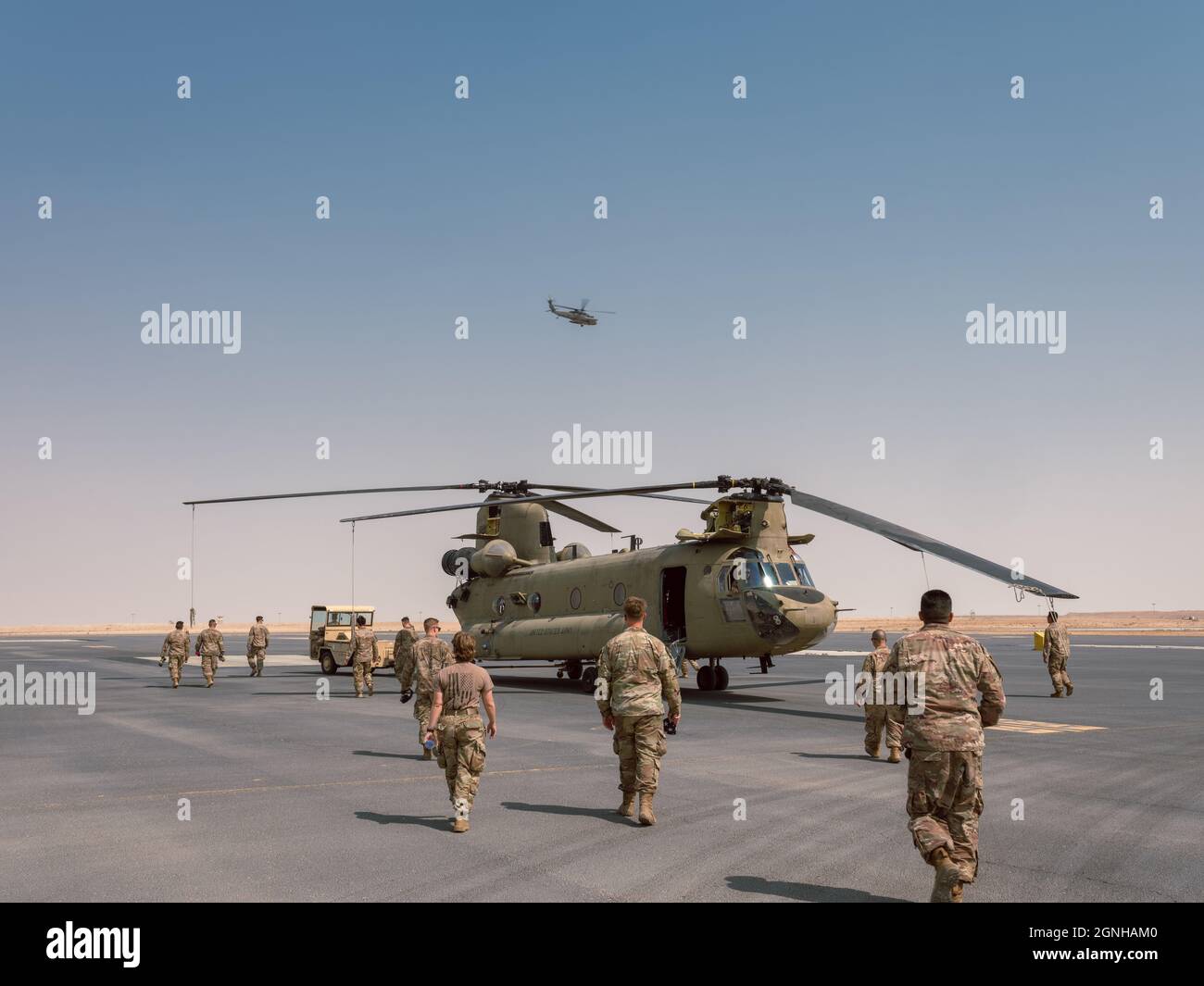 Soldaten der 640. ASB bereiten sich auf einen Orientierungsflug auf einem CH-47 Chinook vor, während sie mit der 40. CAB zur Unterstützung der Operation Inhärent Resolve nach Camp Buehring, Kuwait, entsandt werden. | US Army National Guard Foto von 2LT. Kyle Gallagher Stockfoto