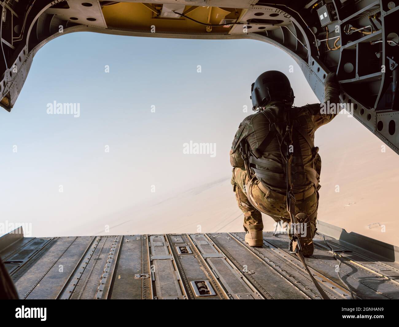 Ein Mitglied der Bravo Co. 640. CH-47 Flight Crew nimmt an einem Orientierungsflug auf einem CH-47 Chinook Teil, während es mit der 40. CAB nach Camp Buehring, Kuwait, zur Unterstützung der Operation Inhärent Resolve eingesetzt wird. | US Army National Guard Foto von 2LT. Kyle Gallagher Stockfoto