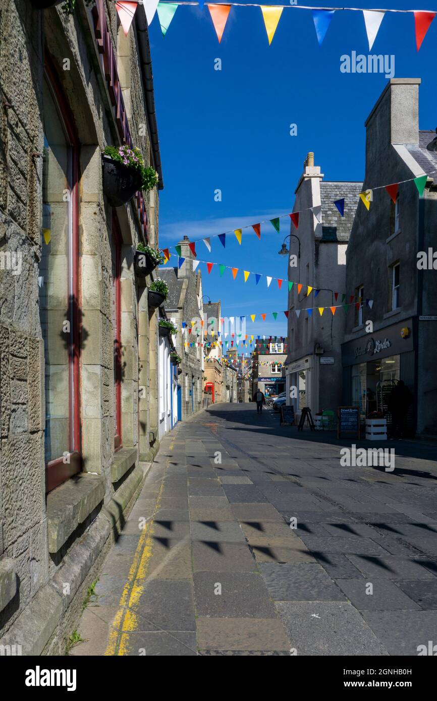 Die Commercial Street, die an einem sonnigen Tag mit Haunting, Lerwick, Shetland Islands, Schottland, Großbritannien, geschmückt ist Stockfoto