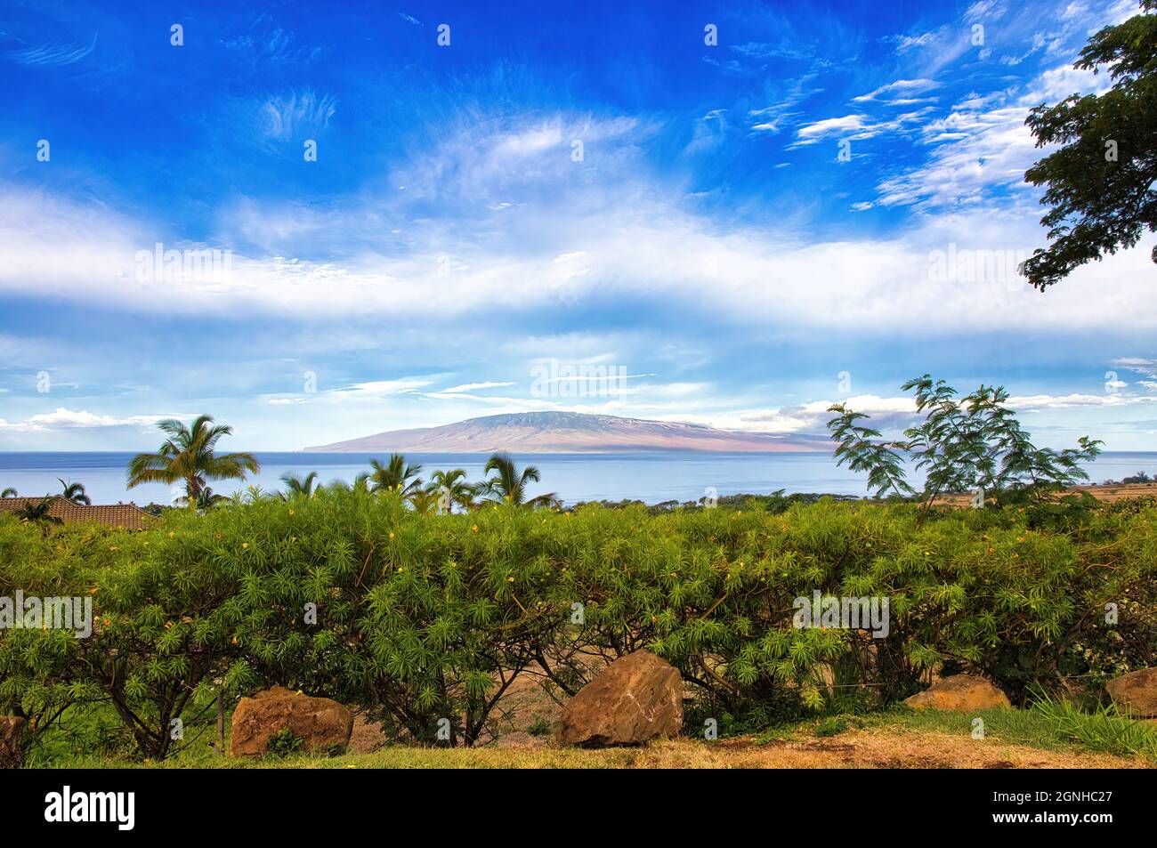 Blick auf die ferne Lanai von der Insel Maui. Stockfoto