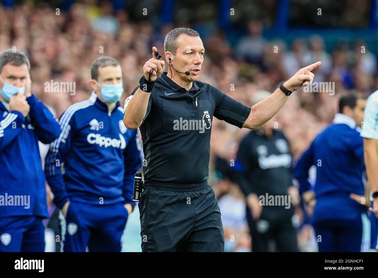 Schiedsrichter Kevin Friend kippt Tomas Souček #28 von West Ham United, nachdem er es auf dem VAR-Monitor gesehen hat Stockfoto