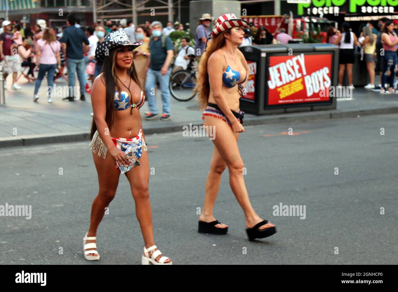 25. September 2021, New York City, New York, US: Von der Innenstadt am Union Square über Midtown bis hin zum Times Square waren New Yorker und Besucher während eines schönen Herbsttages unter klarem blauen Himmel in Kraft und genossen alles, was die Stadt zu bieten hat. Abgebildet sind Straßenkünstler/Straßenmusiker, die über den Times Square wandern. (Bild: © G. Ronald Lopez/ZUMA Press Wire) Stockfoto