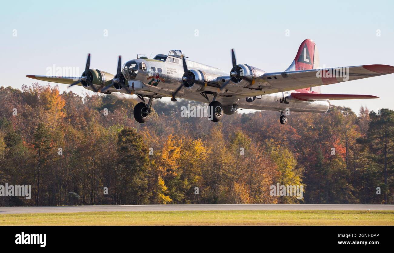 MONROE, NC (USA) - 10. November 2018: Eine B-17 'Flying Fortress' hebt auf der Warbirds Over Monroe Air Show von einer Start- und Landebahn ab. Stockfoto