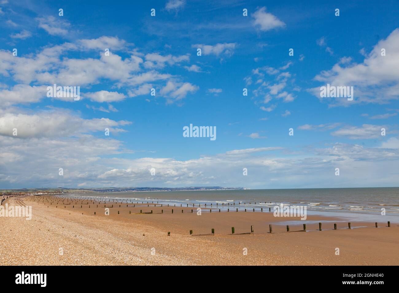 Eastbourne ist ein Badeort an der englischen Südostküste. An der Küste sind viktorianische Hotels aus dem 19. Jahrhundert Eastbourne Pier und einen 1930er Jahre Musikpavillon Stockfoto