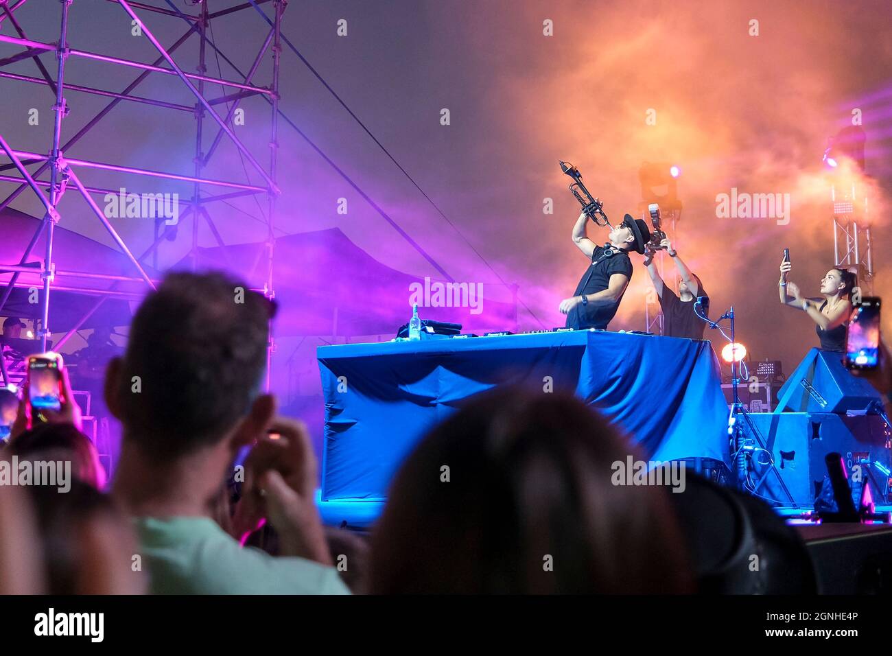 Der Musiker DJ Timmy Trumpet tritt am 2021.08.29 vor einem Live-Publikum am Mindil Beach in Darwin, Northern Territory, Australien, auf. Stockfoto