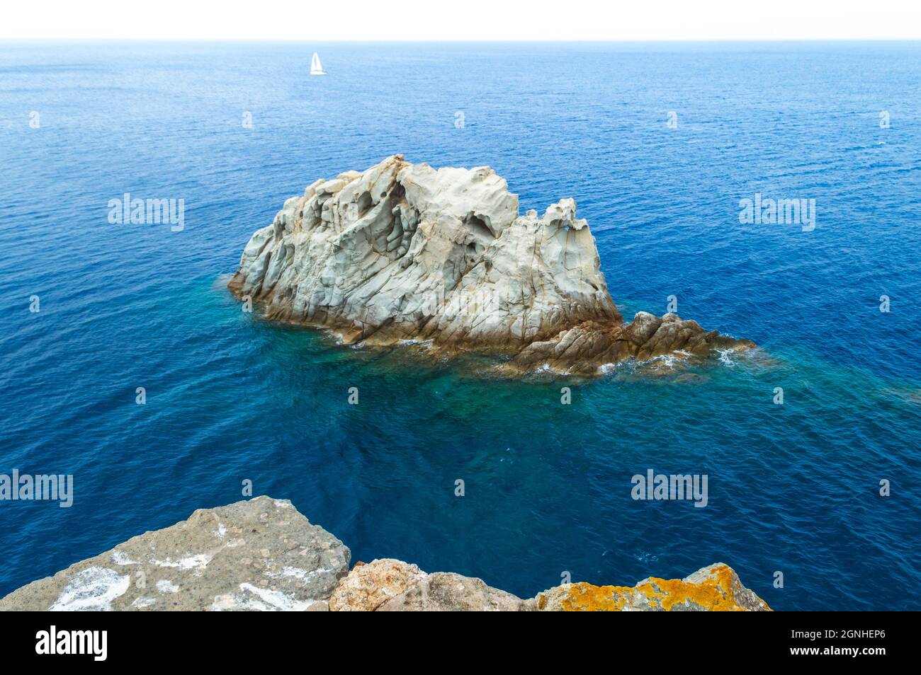 Karachteristischer Meeresfelsen, genannt 'la Nave' oder das Schiff auf der Insel Elba, vom Monte Enfola aus gesehen Stockfoto