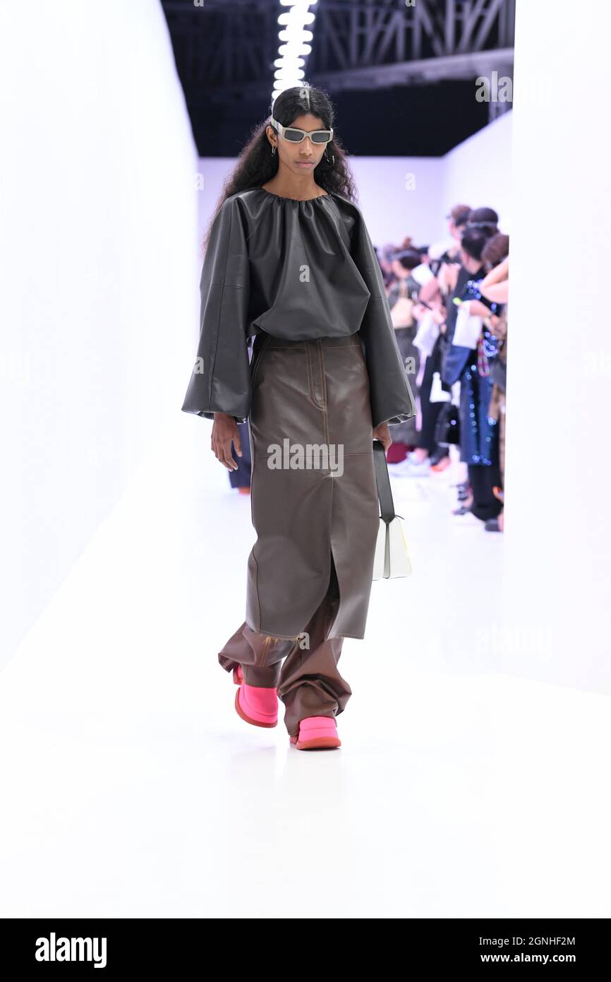 Mailand, Italien. September 2021. SUNNEI SS22 Runway während der Milan Fashion Week am 2021. September - Mailand, Italien. 24/09/2021 Credit: dpa/Alamy Live News Stockfoto