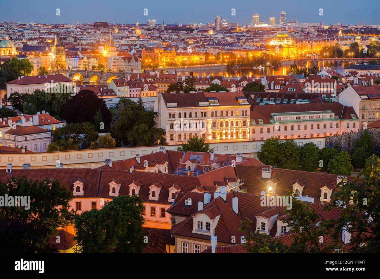 Warmer Sommerabend in der Stadt Prag Tschechien, Europa. Old Town Place. Stockfoto