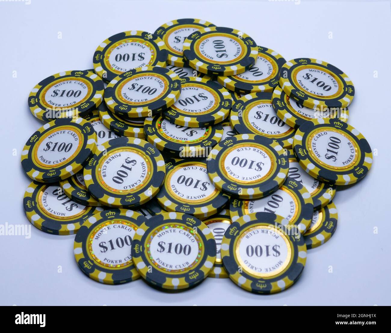 Stapel von Spielmarken der Größe oder Haufen fallender realistischer Casino-Chips, volumetrisches Roulette und Blackjack, Sport-Poker-Geld oder Bargeld. Spielen und absogen Stockfoto