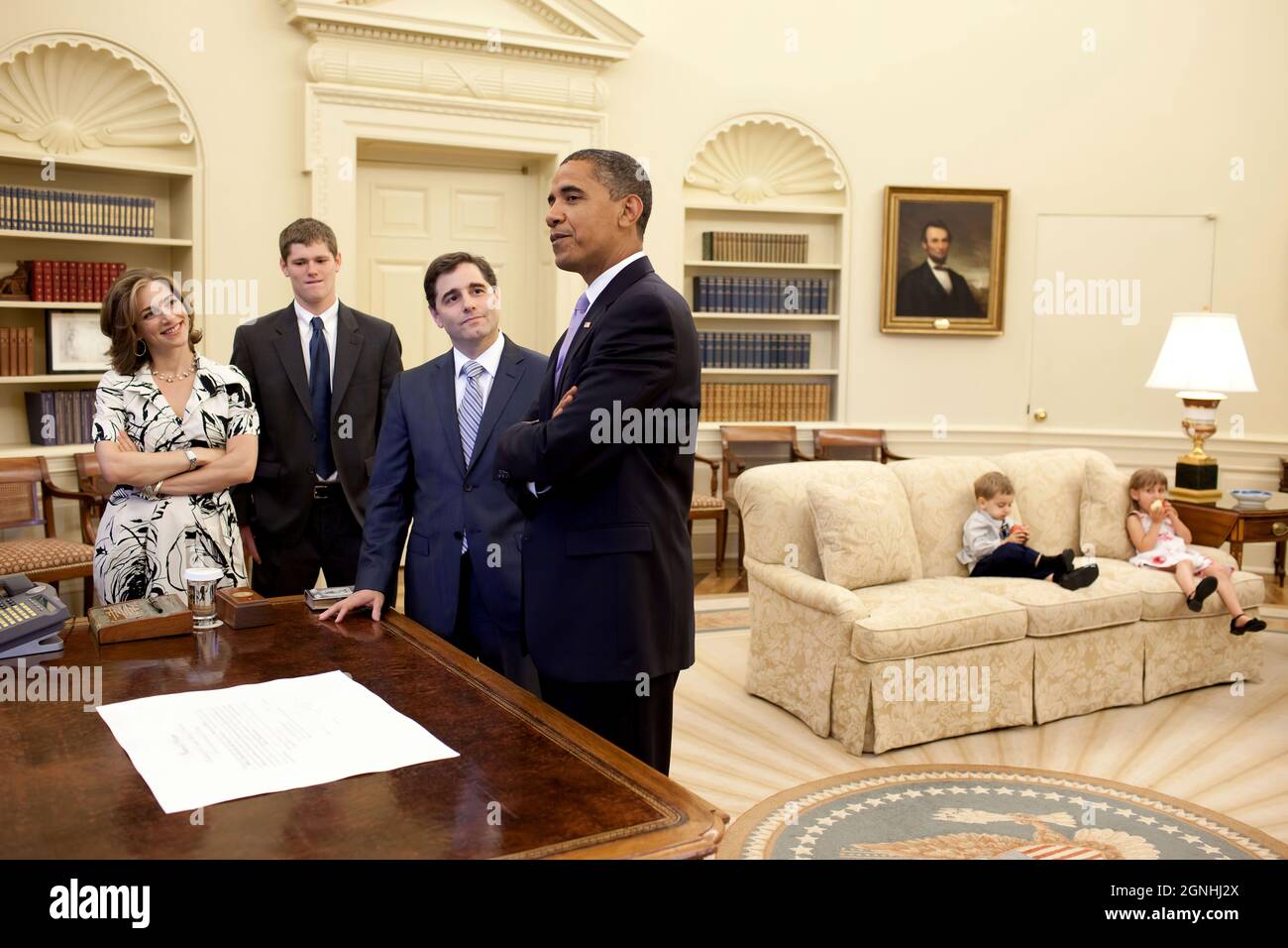 Präsident Barack Obama nimmt an der Vereidigung des FCC-Vorsitzenden Julius Genachowski am 15. Juli 2009 Teil. (Offizielles Foto des Weißen Hauses von Pete Souza) Dieses offizielle Foto des Weißen Hauses wird zur Veröffentlichung durch Nachrichtenorganisationen und/oder zum persönlichen Druck durch die Betreffzeile(en) des Fotos zur Verfügung gestellt. Das Foto darf in keiner Weise manipuliert oder in Materialien, Anzeigen, Produkten oder Werbeaktionen verwendet werden, die in irgendeiner Weise die Zustimmung oder Billigung des Präsidenten, der ersten Familie oder des Weißen Hauses nahelegen. Stockfoto