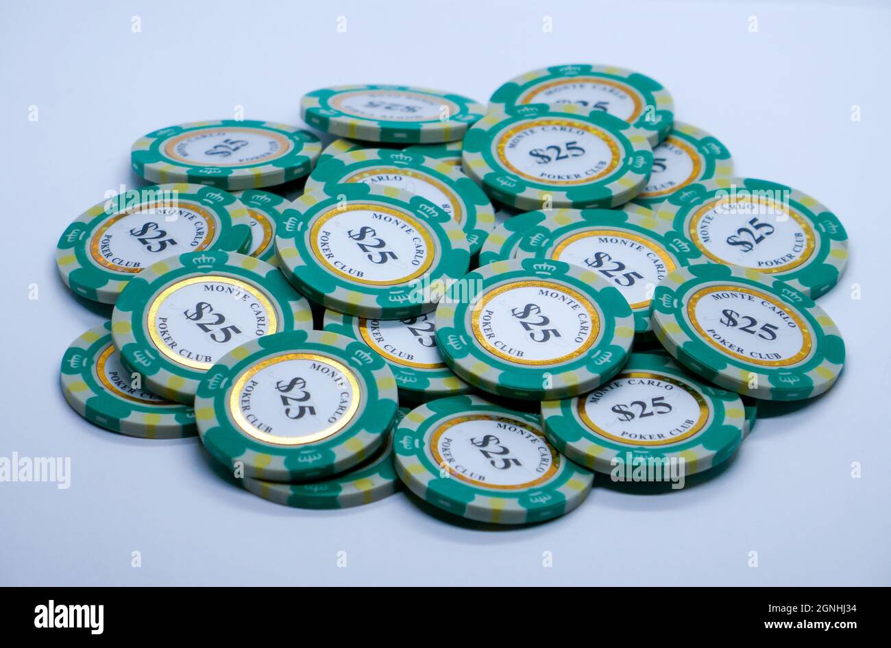 Stapel von Spielmarken der Größe 5-25 oder Haufen fallender realistischer Casino-Chips, volumetrisches Roulette und Blackjack, Sport-Poker-Geld oder Bargeld. Glücksspiel und Erfolg Stockfoto