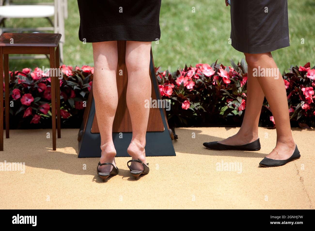 Präsident Barack Obama (R) und der irakische Premierminister Nuri al-Maliki gehen zum Rosengarten, um am 22. Juli 2009 im Weißen Haus in Washington eine Pressekonferenz abzuhalten. (Offizielles Foto des Weißen Hauses von Chuck Kennedy) Stockfoto