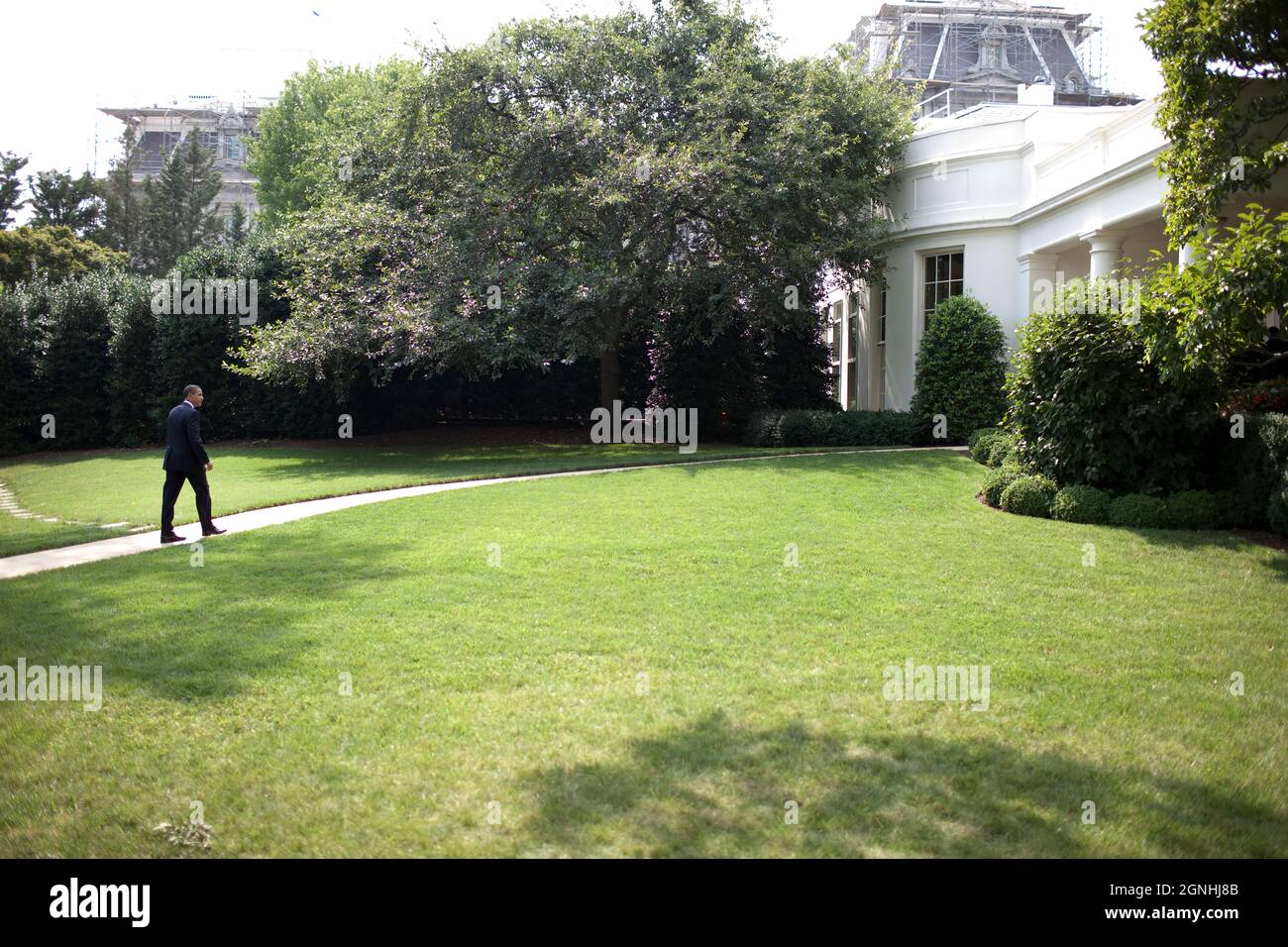 Präsident Barack Obama kehrt nach einer gemeinsamen Pressekonferenz mit dem irakischen Premierminister Nuri al-Maliki am 22. Juli 2009 im Rosengarten des Weißen Hauses in Washington zum Oval Office zurück. (Offizielles Foto des Weißen Hauses von Chuck Kennedy) Dieses offizielle Foto des Weißen Hauses wird zur Veröffentlichung durch Nachrichtenorganisationen und/oder zum persönlichen Druck durch den/die Betreff(e) des Fotos zur Verfügung gestellt. Das Foto darf in keiner Weise manipuliert oder in Materialien, Anzeigen, Produkten oder Werbeaktionen verwendet werden, die in irgendeiner Weise die Zustimmung oder Billigung des Präsidenten, der ersten Familie, Stockfoto