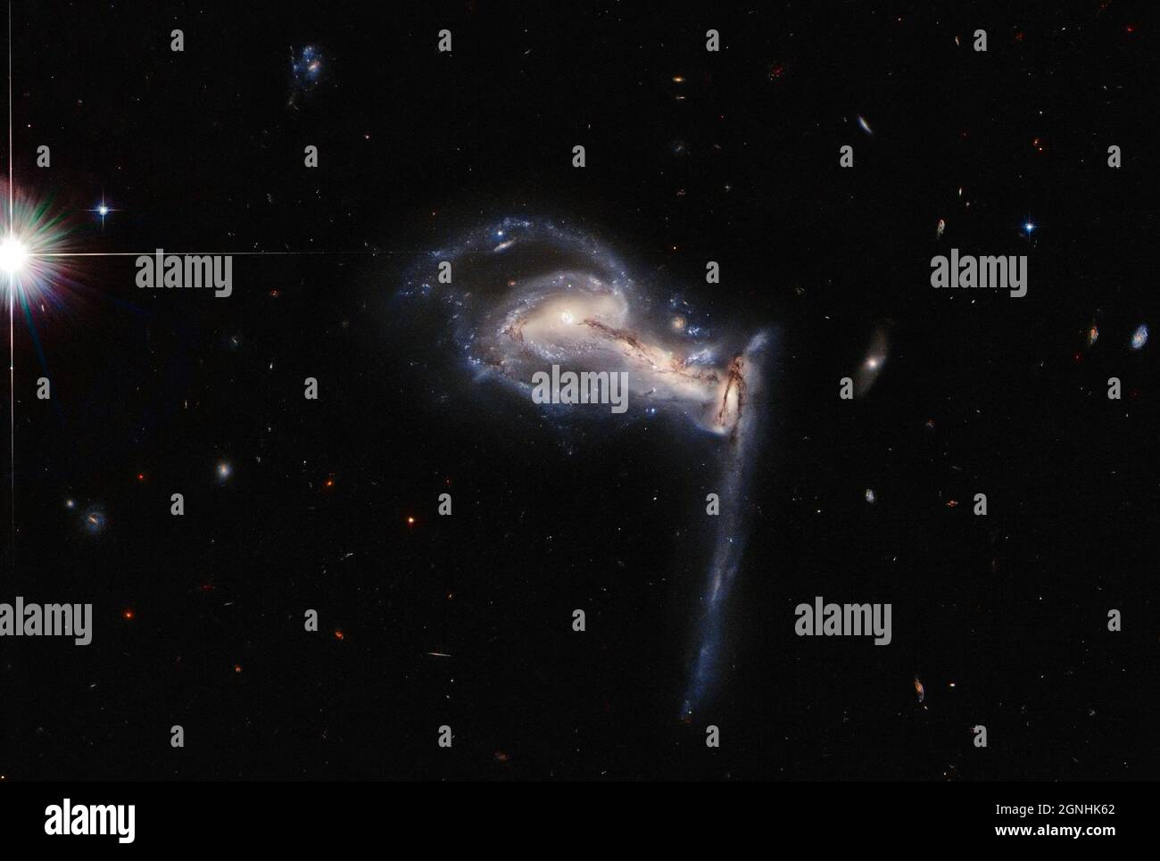 Eine Dreifachgruppe interagierender Galaxien. Dieses System ist als Arp 195 bekannt und wird im Sternbild Lynx gefunden. Bildquelle NASA/ESA Hubble Space Telescope Stockfoto