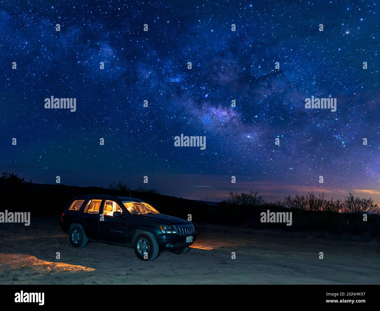 Abenteuer-Reisekonzept mit dem Schlafen unter den Sternen im Jeep Stockfoto