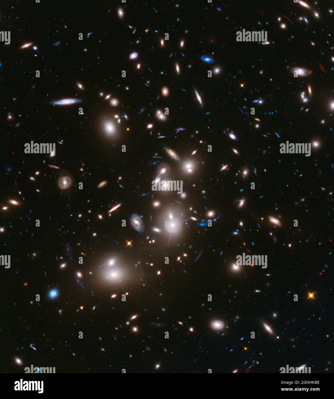 Massiver Galaxienhaufen Abell 2744 . Es zeigt einige der schwächsten und jüngsten Galaxien, die jemals im Weltraum entdeckt wurden. Bildquelle NASA/ESA Hubble Space Telescope Stockfoto
