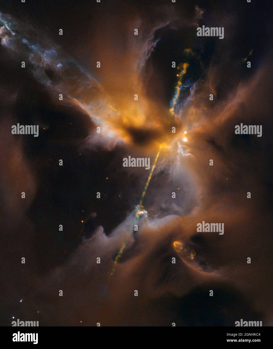 Jets aus ionisiertem Gas, die aus den Polen der sich bildenden Sterne ausgestoßen werden, werden als Herbig-Haro (HH)-Objekte bezeichnet. Das prominente HH-Objekt in diesem Bild ist HH 24 in der Orion-Sternentstehungsregion. Bildquelle NASA/ESA Hubble Space Telescope Stockfoto