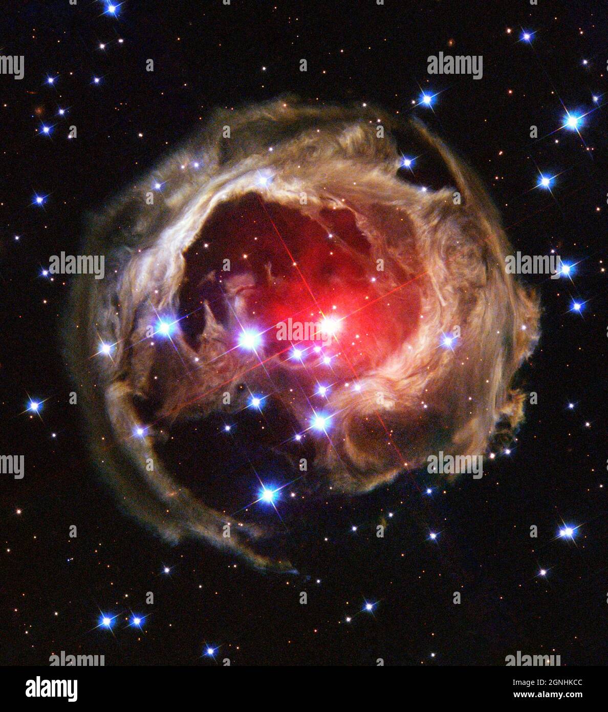 V383 Monozerotis (V838 MON). Die Ausleuchtung von interstellarem Staub stammt vom roten Superriesenstern in der Mitte des Bildes, der vor zwei Jahren einen blitzballenartigen Lichtpuls ausgab. V838 Mon befindet sich etwa 20,000 Lichtjahre von der Erde entfernt in Richtung des Sternbildes Monoceros und platziert den Stern am äußeren Rand unserer Milchstraßengalaxie. Bildquelle NASA/ESA Hubble Space Telescope Stockfoto