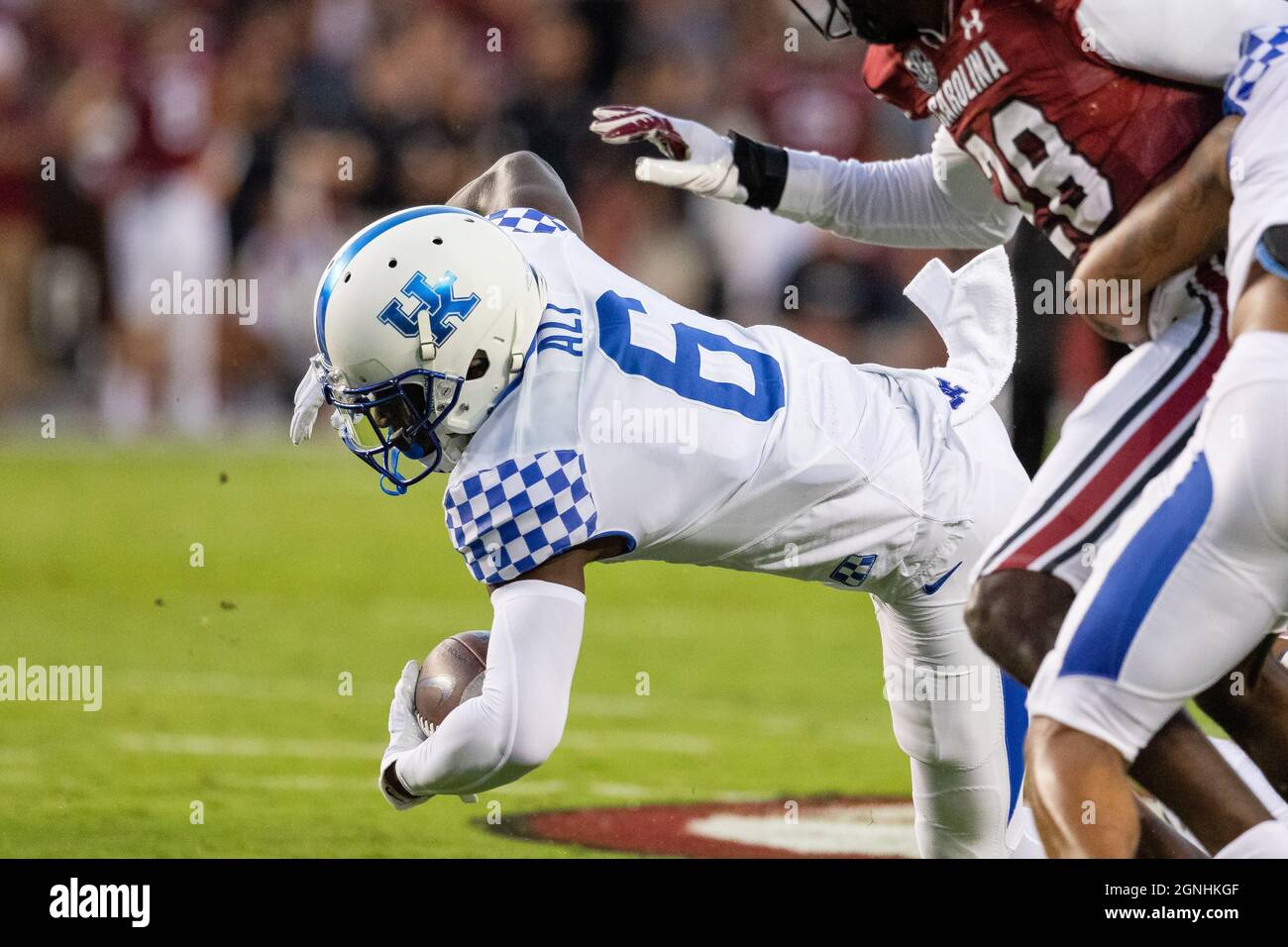 Columbia, SC, USA. September 2021. Der Kentucky Wildcats Wide Receiver Josh Ali (6) taucht im ersten Quartal für einen ersten Down gegen die South Carolina Gamecocks während des SEC Matchup im Williams-Brice Stadium in Columbia, SC. (Scott Kinser/Cal Sport Media). Kredit: csm/Alamy Live Nachrichten Stockfoto