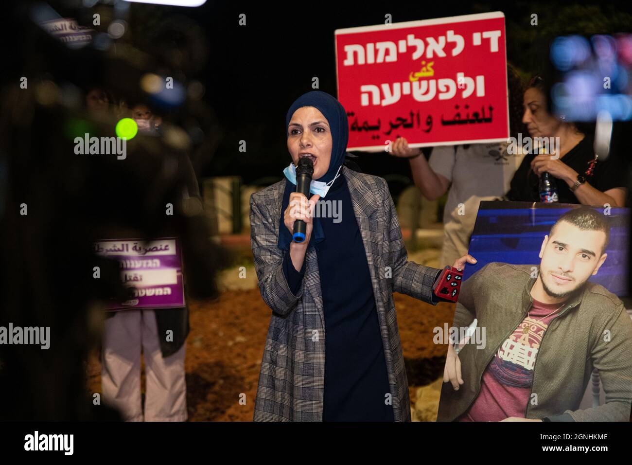 Demonstration von trauernden Eltern und Aktivisten vor dem Haus des Innenministers Omer Bar-Lev gegen die zunehmenden Verbrechen und Morde in der israelisch-arabischen Straße am 25. September 2021. Die Schilder tragen Texte wie „Aufschrei der Wut, genug Töten“, „arabisches Blut ist nicht gesetzlos“, „Polizeirassismus tötet“ - einige von ihnen enthalten Fotos der Opfer. Zu den Protestierenden gehört Ayman Odeh, Vorsitzender des überwiegend arabischen Wahlbündnisses "Gemeinsame Liste" und seiner konstituierenden Hadasch-Partei. Kokhav Yair, Israel. (Foto von Matan Golan/Sipa USA) Stockfoto