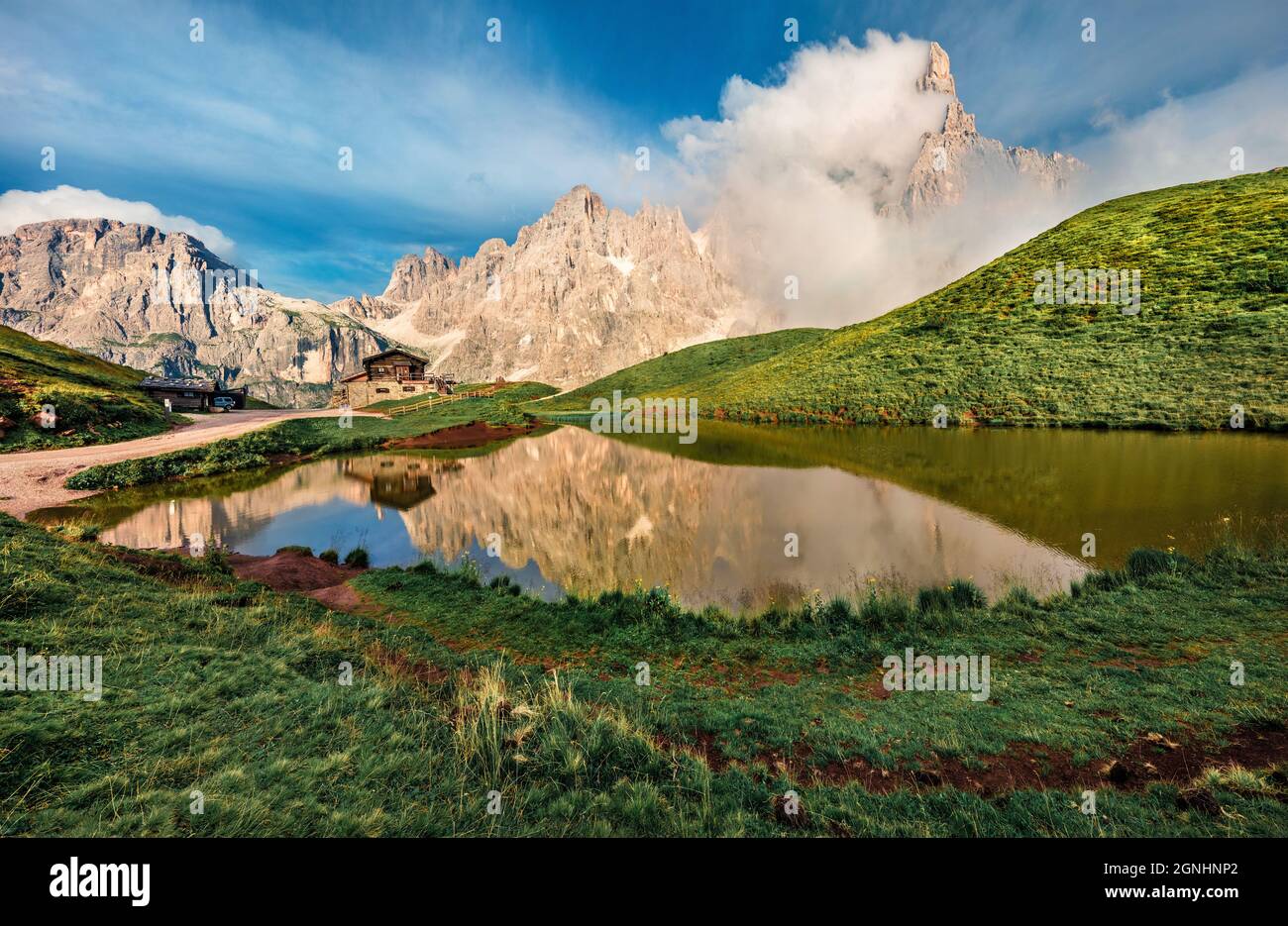 Panoramablick auf die Berghütte Baita Segantini am Morgen mit dem Gipfel Cimon della Pala. Atemberaubende Sommerszene der Dolomiti Alpen, Rolle Pass, Trentino pro Stockfoto