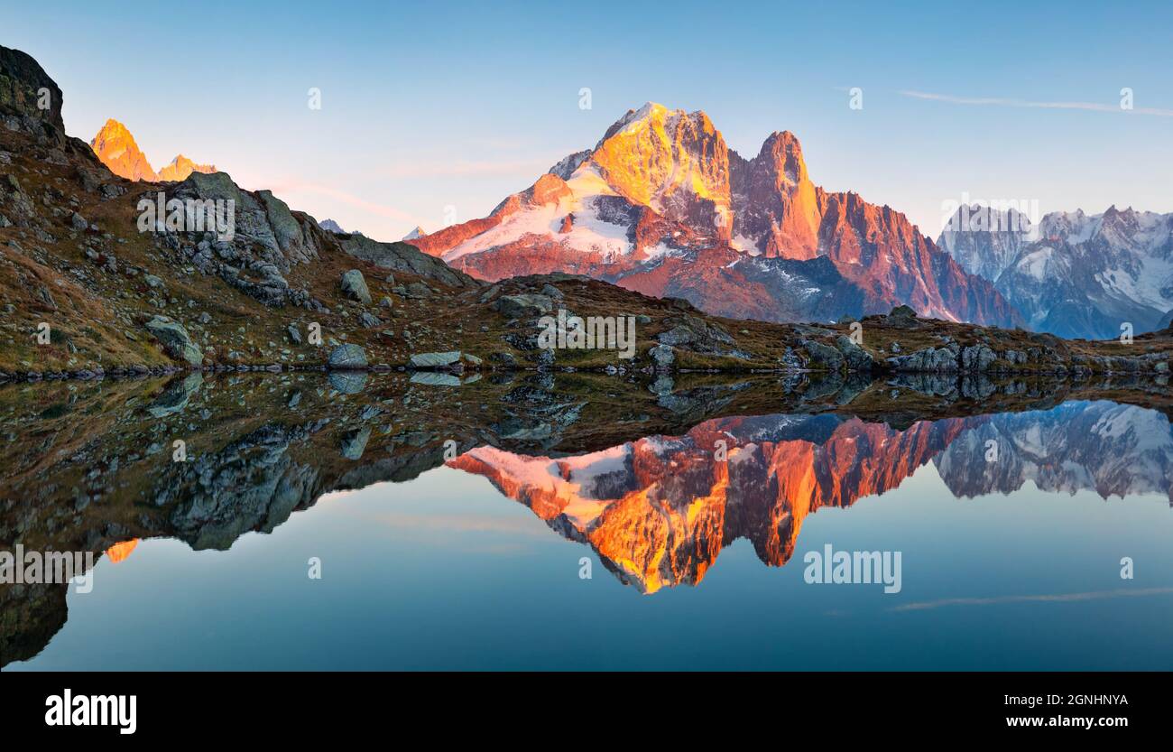 Attraktive Herbstansicht des Cheserys Sees mit Mount Blank im Hintergrund, Chamonix Lage. Wunderschöne Outdoor-Szene im Vallon de Berard Naturschutzgebiet, Stockfoto