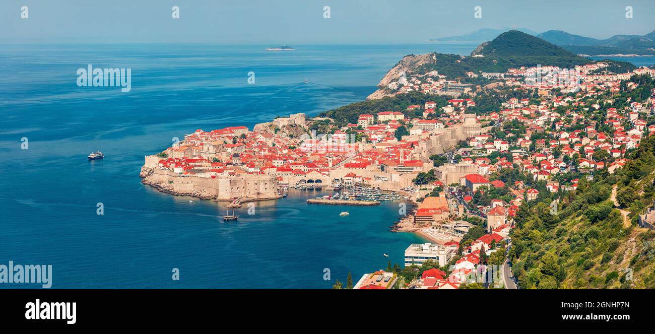 Panoramablick auf die Stadt Dubrovnik am Morgen. Malerische Sommerszene von Kroatien, Europa. Schöne Welt der Mittelmeerländer. Reisekonzept b Stockfoto