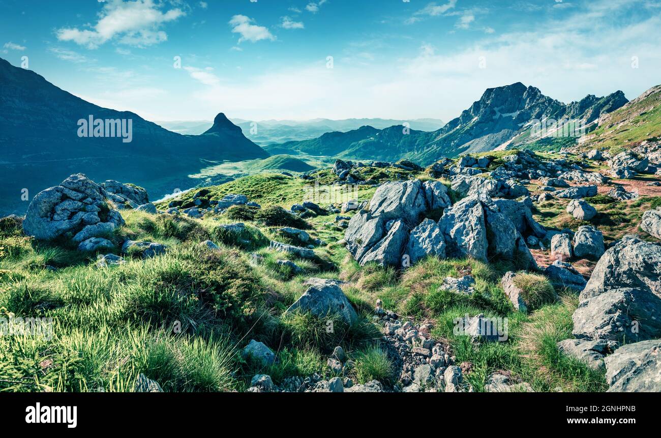 Tolle Aussicht auf den Sommer vom Sedlo Pass. Malerische Morgenszene von Durmitor National PRK, Montenegro, Europa. Schöne Welt der Mittelmeerländer. Stockfoto