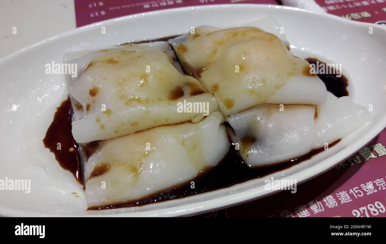 Reisrollen und andere Dim Sum auf einem Markt in Hongkong Stockfoto