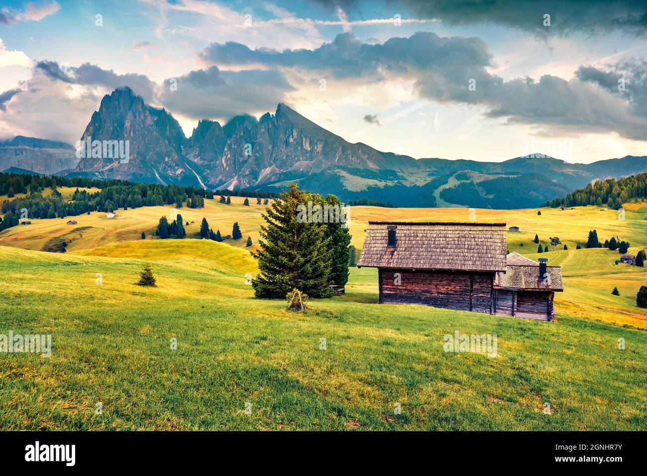 Farbenfrohe Morgendeszene des Dorfes Compacio mit Langkofelspitze im Hintergrund, Seiser Alm oder Seiser Alm Lage, Provinz Bozen, IT Stockfoto