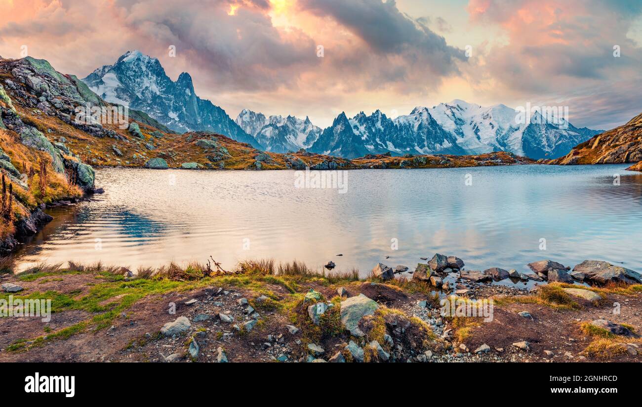 Panoramablick auf den Cheserys See am Morgen mit dem Mont Blanc im Hintergrund, Lage in Chamonix. Fantastischer Herbstaufgang in Vallon de Berard Nature Preser Stockfoto