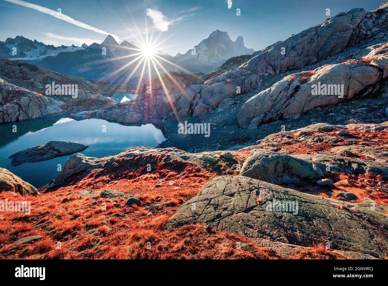 Fantastische Herbstansicht des Lac Blanc Sees mit Mont Blanc (Monte Bianco) im Hintergrund, Chamonix Lage. Fesselnde Outdoor-Szene in Vallon de Berard Stockfoto