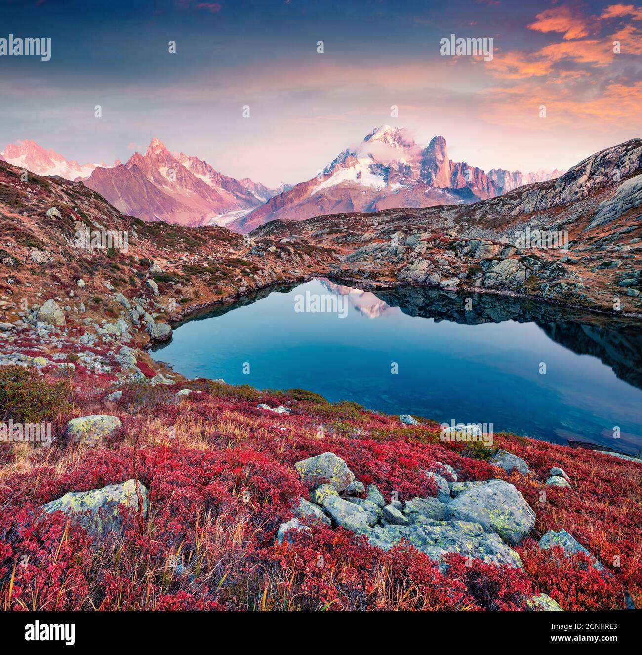 Atemberaubende Herbstansicht des Cheserys Sees/Lac De Cheserys, Chamonix Lage. Schöne Outdoor-Szene von Vallon de Berard Naturschutzgebiet, Graian Alpen Stockfoto