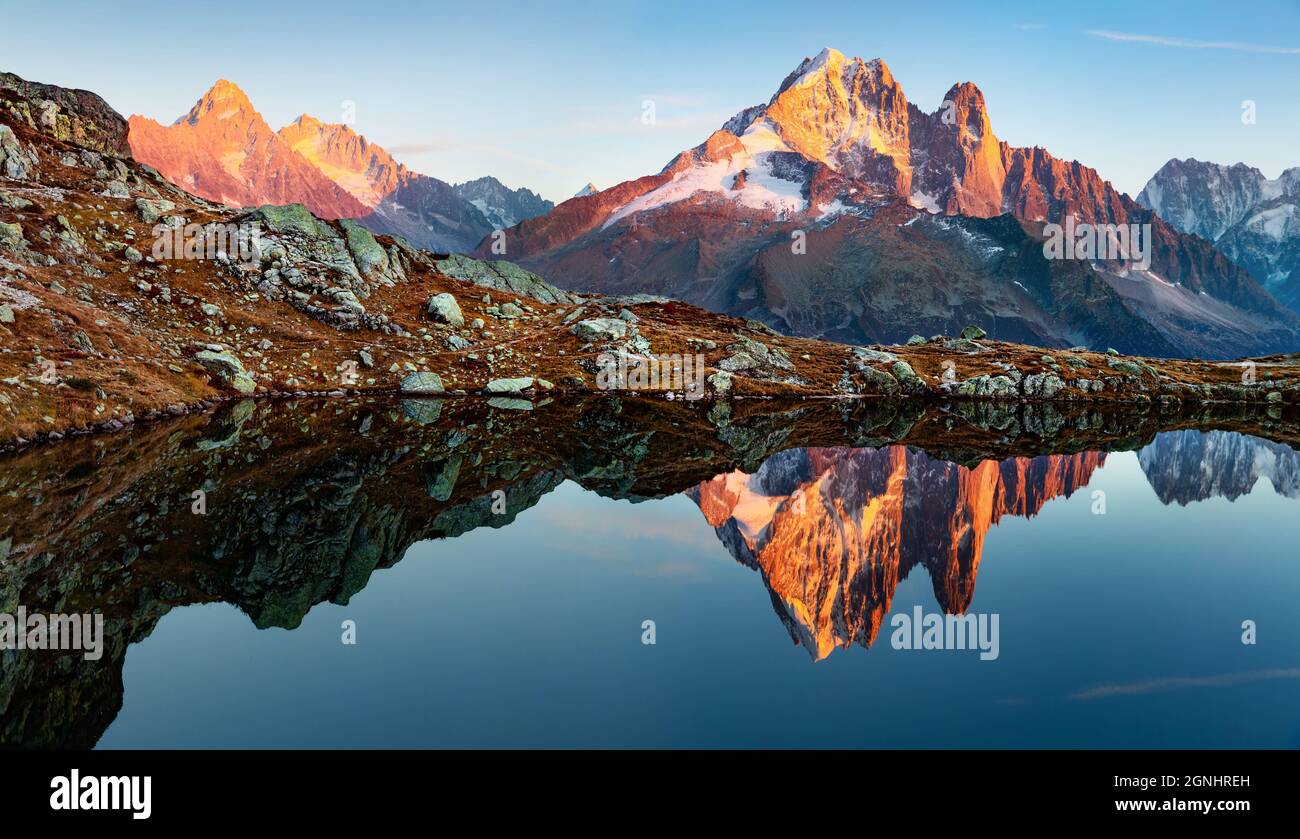 Herrliche Abendansicht des Chesery Sees mit dem Mount Blanc im Hintergrund, Chamonix Lage. Erstaunlicher Herbstuntergang im Vallon de Berard Nature Preserve, Alpen Stockfoto