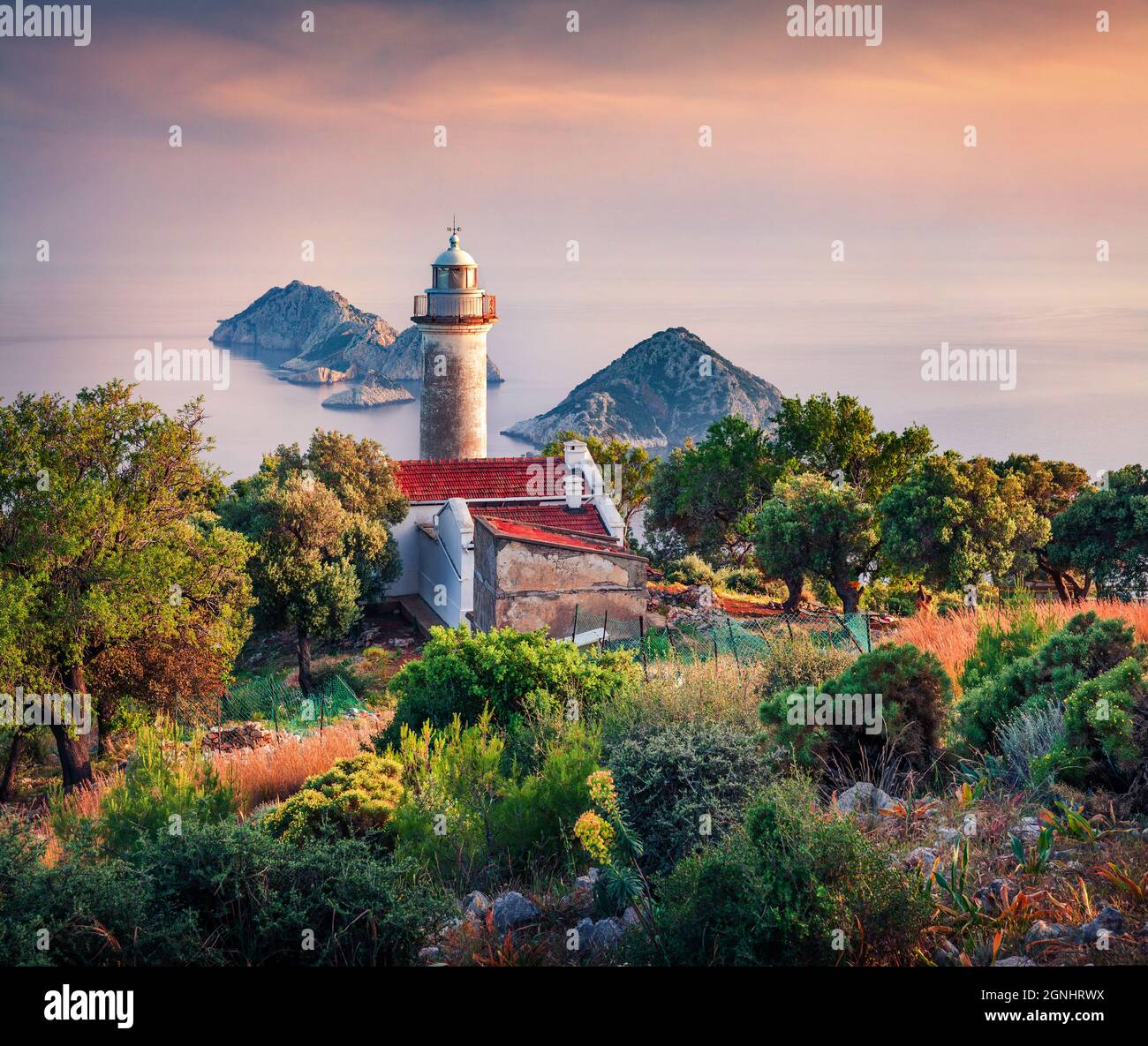 Herrliche Sommeransicht des Leuchtturms auf der Halbinsel Gelidonya. Farbenfroher Sonnenaufgang in der Türkei, Asien. Tolle Motningseekape des Mittelmeers. Reisen c Stockfoto