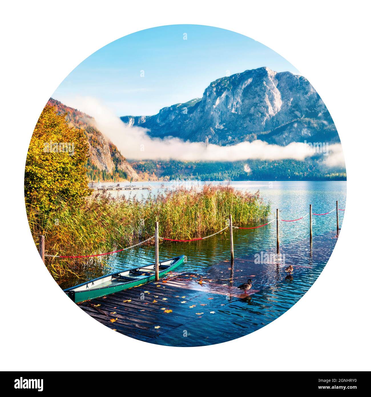 Runde Ikone der Natur mit Landschaft. Neblige Herbstszene des Altausseer Sees. Sonnige Morgenansicht des Dorfes Altaussee, Bezirk Liezen in der Steiermark, Stockfoto