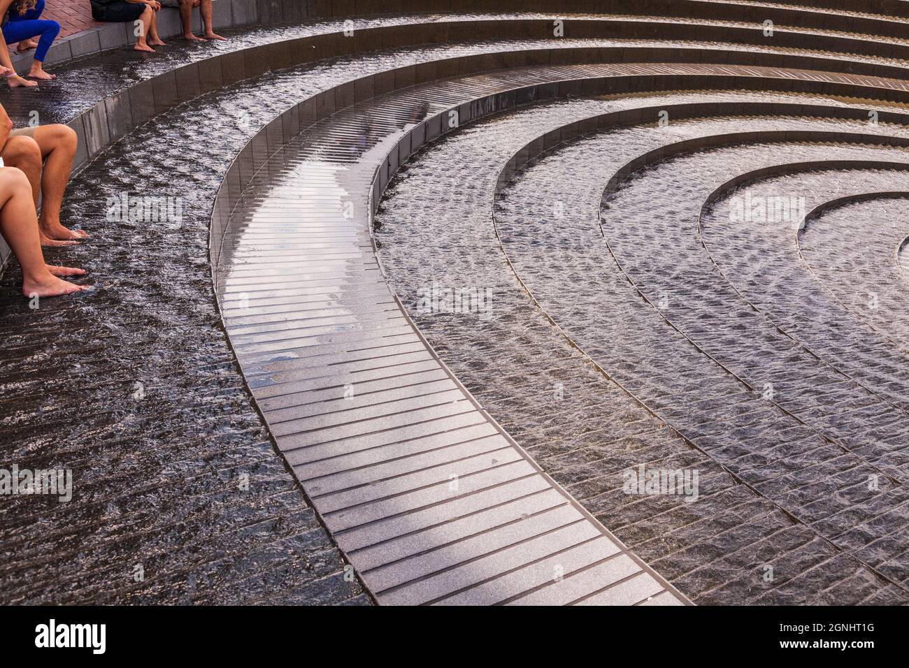 Das Wasserspiel Darling Harbour Woodward ist ein denkmalgeschützter Springbrunnen an der Harbour Promenade, Darling Harbour, City of Sydney, New Sout Stockfoto