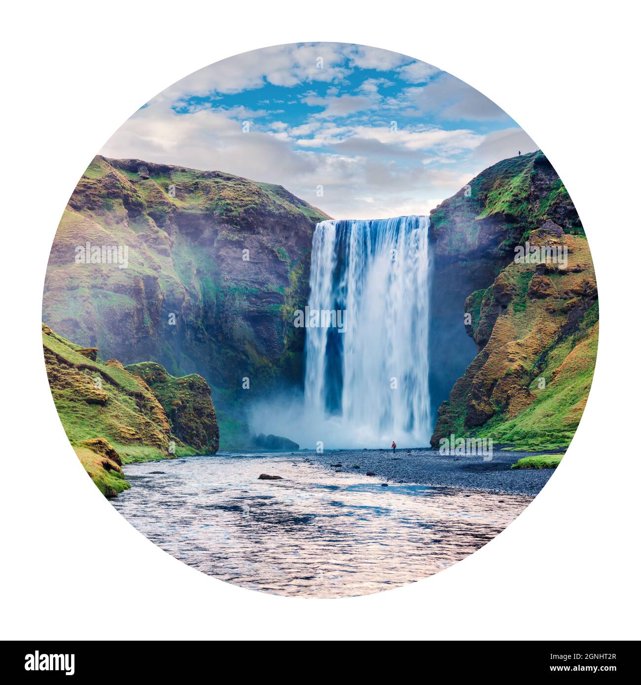 Runde Ikone der Natur mit Landschaft. Wunderschöne Sommeransicht des Skogafoss Wasserfalls auf dem Skoga Fluss, Island, Europa. Fotografie im Kreis. Stockfoto