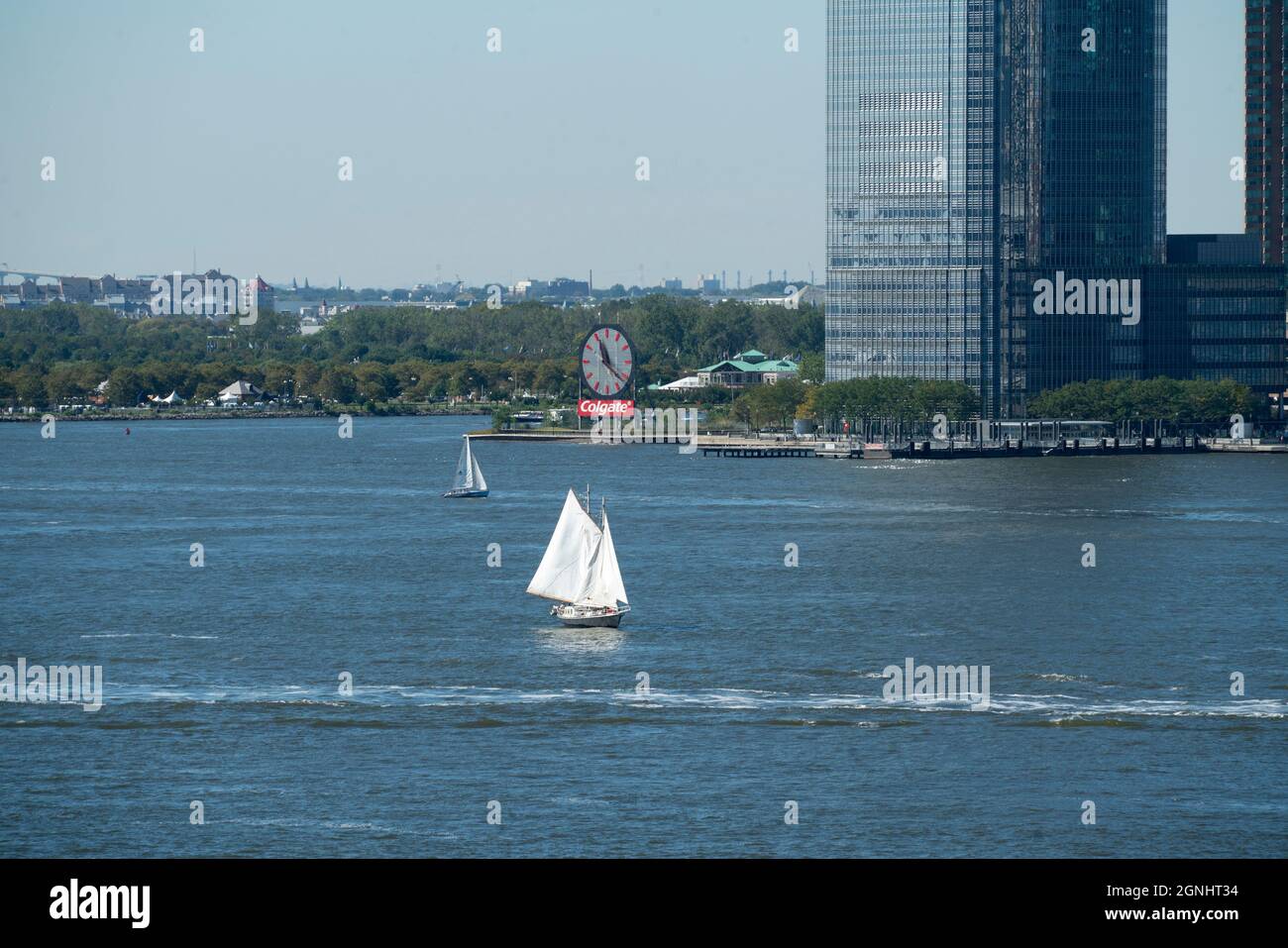 Der Schoner Apollonia fährt den Hudson River hinauf, nachdem er Lebensmittel und andere Produkte aus dem Bundesstaat New York zum South Street Seaport geliefert hat. Stockfoto