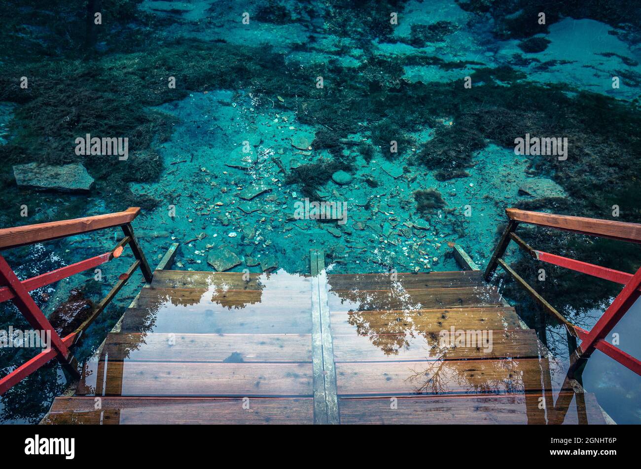 Blick nach unten auf einen Blauen See im Nationalpark bei Kasan, Tatarstan. Stockfoto
