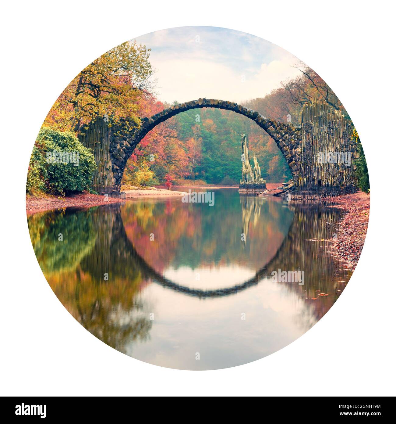 Runde Ikone der Natur mit Landschaft. Beeindruckende Morgenansicht der Rakotz-Brücke (Rakotzbrucke, Teufelsbrücke) in Azalea und Rhododendron Park Kromlau, Stockfoto