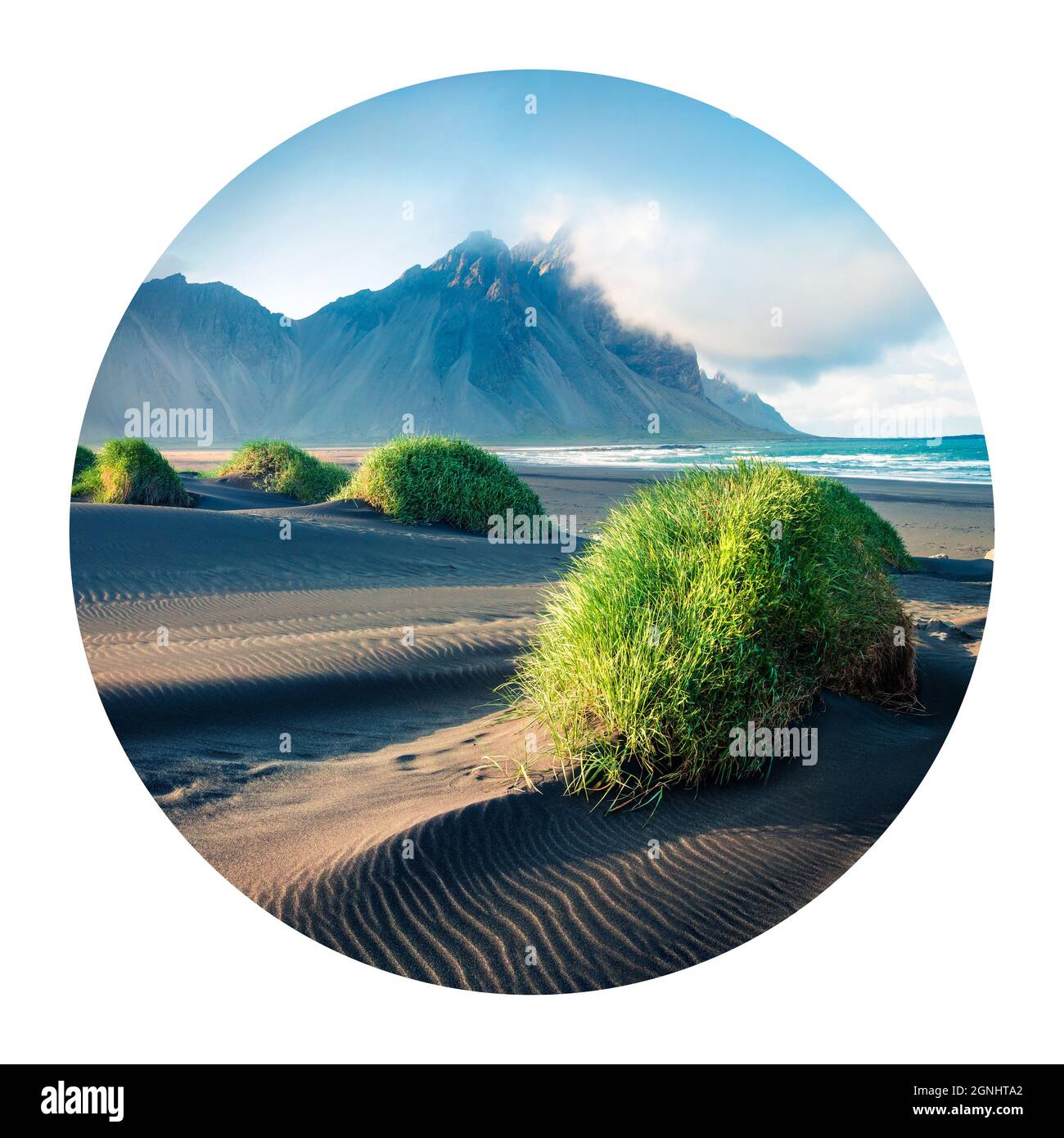 Runde Ikone der Natur mit Landschaft. Schwarze Sanddünen auf der Stokksnes-Landzunge an der südöstlichen isländischen Küste mit Vestrahorn (Batman Mountain) auf b Stockfoto